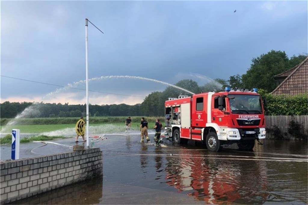 Überschwemmungen und umgeknickte Bäume: Unwetter wütet über Bocholt Der Holtwicker Bach ist an der Winterswijker Straße in Höhe der Grenze über die Ufer getreten. Die Feuerwehr pumpte mit mehreren Pumpen Wasser ab um ein Überfluten der angrenzenden Häuser zu verhindern.
