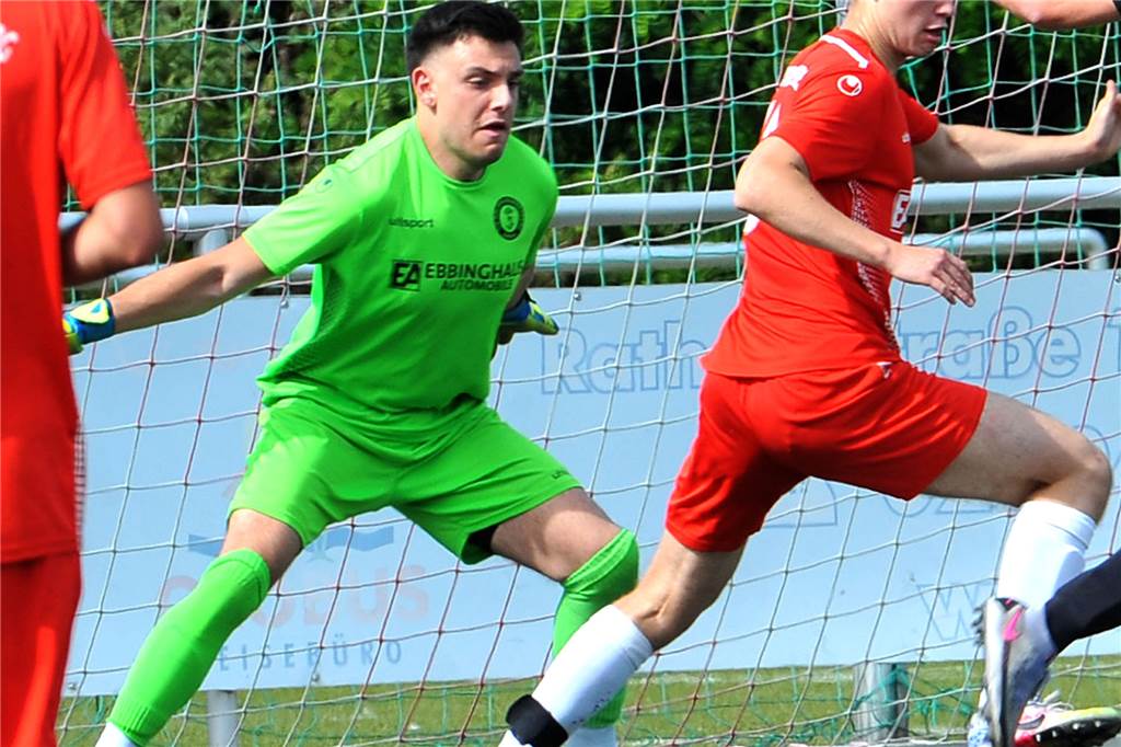 Einer der beiden Lokalrivalen hat gepatzt - kein Derby in der dritten Pokalrunde Der Holzener Torwart Moritz Brandenburg, hier in einem Testspiel im Sommer gegen Geisecke, hatte in Scharnhorst keinen guten Tag erwischt.