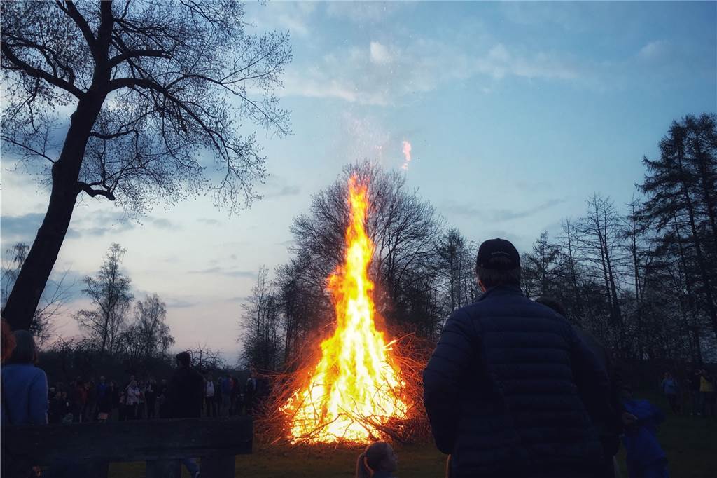 Um halb neun fiel der Ascheregen: „Es fühlt sich wieder richtig gut an“ Der Holzhaufen, der am Donnerstagabend lichterloh in Flammen stand, war der, den man 2020 eigentlich hätte anzünden wollen.