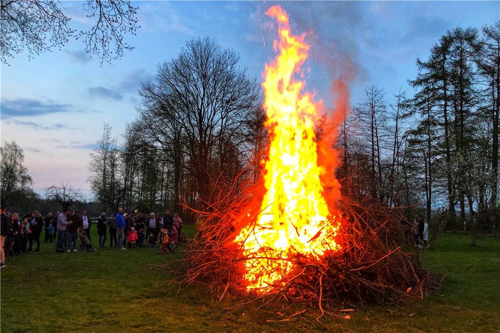 Um halb neun fiel der Ascheregen: „Es fühlt sich wieder richtig gut an“ Der Holzhaufen, der am Donnerstagabend lichterloh in Flammen stand, war der, den man 2020 eigentlich hätte anzünden wollen.