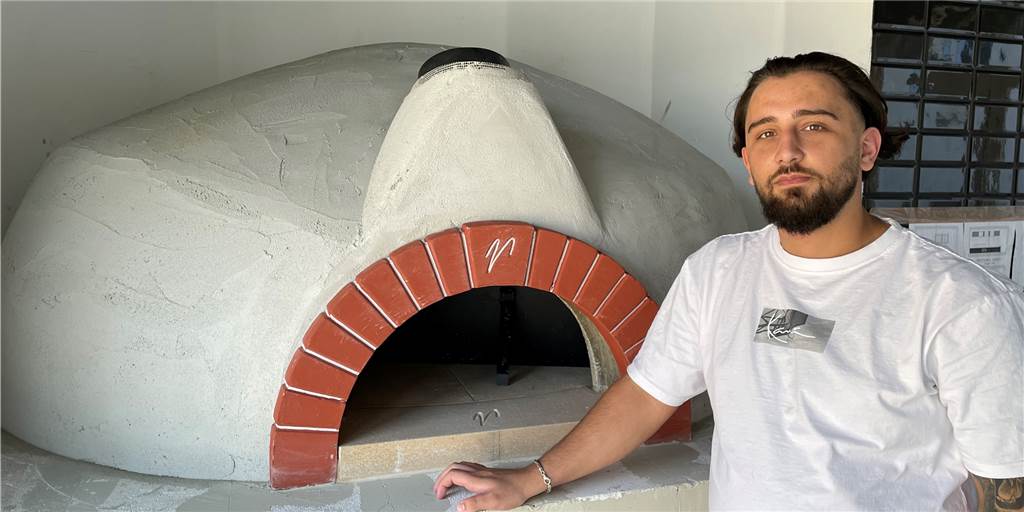 Neue Dortmunder Pizzeria: Ofen steht, doch Betreiber kann nicht loslegen Alper Günes vor dem Holzofen seiner zukünftigen Pizzeria in Lütgendortmund