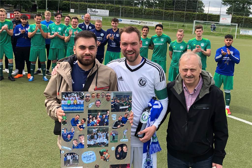 Holzwickede-Coach Hoffmann pustet durch: „Wir wussten, dass wir das Ding rocken“ Der Holzwickeder SC mit Vorsitzendem Udo Speer (r.) verabschiedete am Sonntag den langjährigen Keeper Robin Golisch (Mitte); Torwartkollege Idris Chamdin (l.).