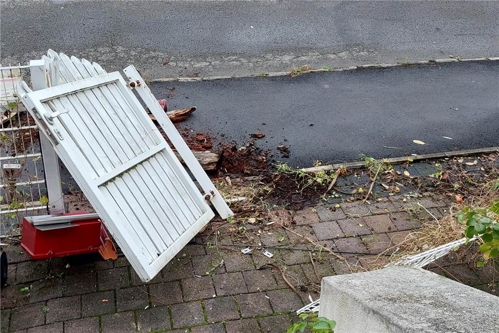 Der Holzzaun hängt nur noch am seidenen Faden, der Briefkasten liegt am Boden.