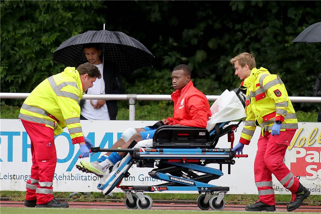 Der Hombrucher Fußballer Mohamed Cisse hat sich im Westfalenpokal-Spiel gegen Türkspor Dortmund verletzt.