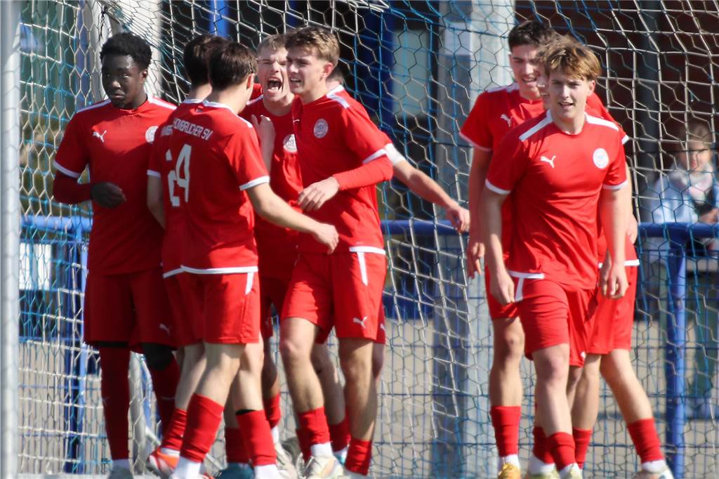 TSC Eintracht ärgert Hombrucher SV: U19 entfacht Derby-Magie gegen Tabellenführer Spieler des Hombrucher SV jubeln nach einem Tor.