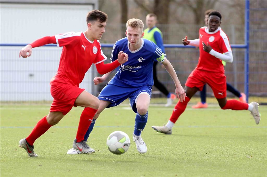 Jugendmannschaft bringt ASC 09 an den Rande einer Niederlage Der Hombrucher SV (rote Trikots) gewann zuletzt das Derby gegen der TSC Eintracht.