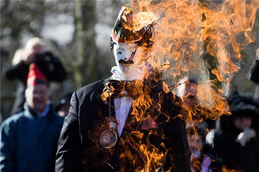 Karneval vorbei - Abschied von Hoppeditz und Co. Der Hoppeditz steht in Flammen. Foto: Rolf Vennenbernd