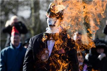 Der Hoppeditz steht in Flammen. Foto: Rolf Vennenbernd
