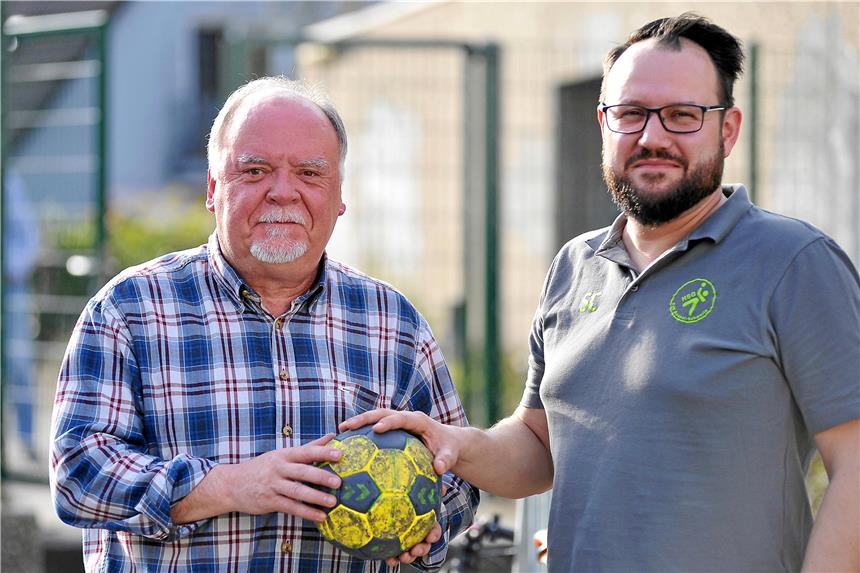 Sebastian Clausen übernimmt das Trainer-Zepter bei der HSG Rauxel-Schwerin Der HSG-Vorsitzende Karl Schiemann (l.) stellte am Sonntag Sebastian Clausen offiziell als neuen Trainer der Bezirksliga-Mannschaft für die Saison 2018/19 vor.