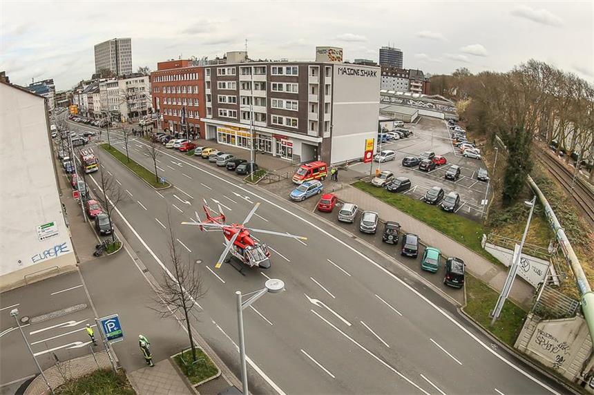 Hubschrauber landet mitten auf der Hohen Straße Der Hubschrauber landete am Mittwochvormittag auf der Hohen Straße. Der Einsatz dauerte rund 15 Minuten.