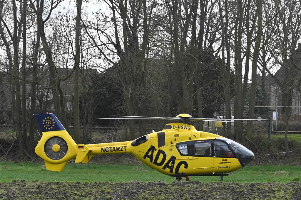 Schwerer Unfall in Wulfen: Mädchen auf Schulweg von LKW erfasst Der Hubschrauber landete auf einer Wiese vor dem Bahnübergang auf der B58 in Wulfen.