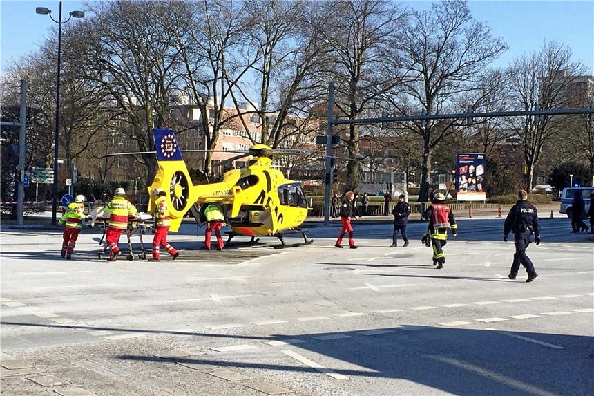 Notfallpatient in die Innenstadt geflogen Der Hubschrauber landete mitten auf der Kreuzung. Foto: Feuerwehr Dortmund