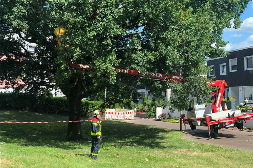 Feuerwehr befreite Mitarbeiter aus dem Arbeitskorb eines Hubsteigers Der Hubsteiger drohte zu kippen, die Feuerwehr befreite den Mitarbeiter aus dem Arbeitskorb.