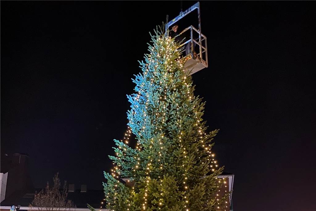 Viele Bilder vom Nikolausmarkt rund um den größten echten Weihnachtsbaum in Dortmund Der Huckarder Weihnachtsbaum muss jedes Jahr mit einem Autokran aufgestellt und geschmückt werden.