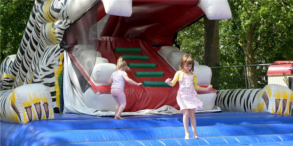 Elf aufblasbare Spielgeräte: Kinder testen Hüpfburgen an der Kreisstraße Der Hüpfburgenpark an der Kreisstraße gegenüber der Overbergschule steht noch die ganzen Sommerferien für Kinder bereit.