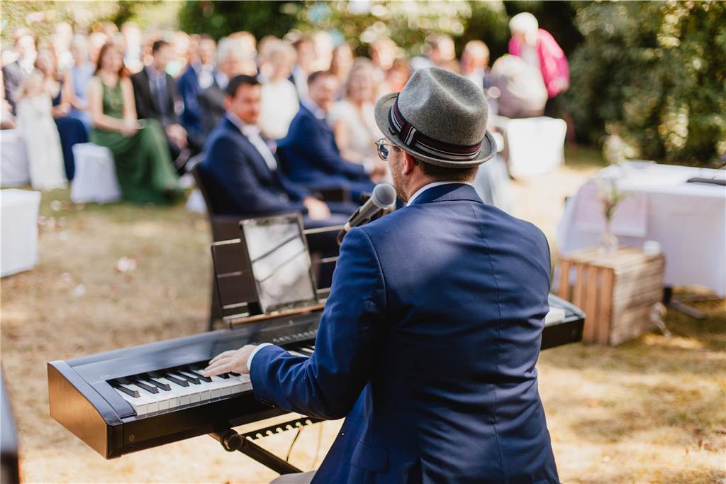 Hochzeitssänger Tobias Rudolf: Von Marianne Rosenberg bis Kräuterschnaps Tobias Rudolf singt bei einer Hocheit.