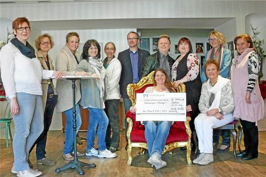 Ein Frühstück bei der bemerkenswerten Ruziye Malkus (65) Der IBKF nähte ehrenamtlich Kostüme für Theater mit Kindern in Datteln. Große Freude bei allen Beteiligten bei der Spendenübergabe. Ruziye Malkus (r.) und Marlies Graeber vom damaligen Vereinsvorstand sind auch dabei (am rechten Bildrand).