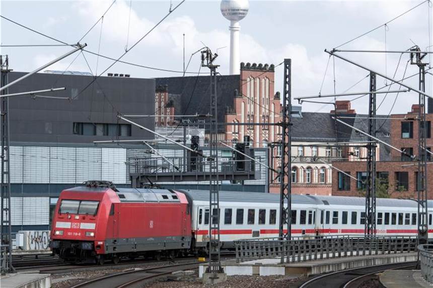 Niederländer wollen flotteren Zug nach Berlin Der IC 142 von Berlin über Wolfsburg und Hannover nach Amsterdam fährt in den Hauptbahnhof ein. Foto: Soeren Stache
