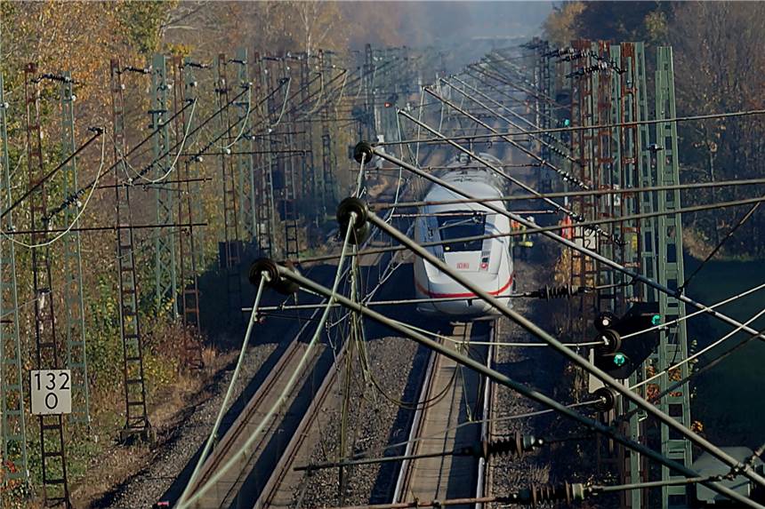 Der ICE kam 500 Meter vom Bahnhof Methler zum Stehen. Der Mann, der an der Bahnsteigkante erfasst wurde, wollte nachsehen, wann der Zug kommt.