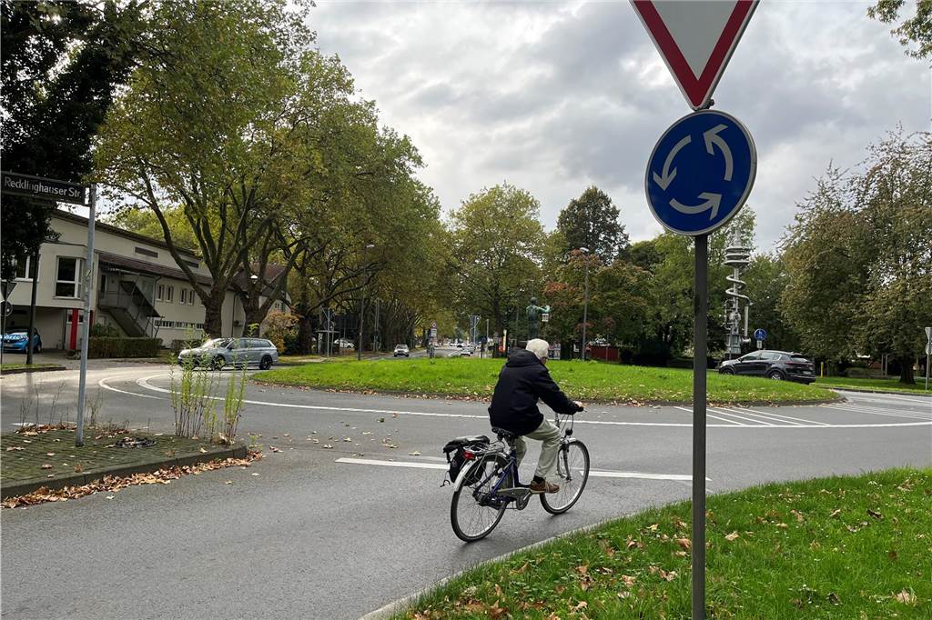 Sieben Orte: Fahrlehrer Matthias Müller weiß, wo Autofahrer Fehler machen Der Ickerner Knoten ist für Autofahrer unübersichtlich und deshalb für Radfahrer schnell gefährlich. Fahrlehrer Matthias Müller rät Autofahrern, den Schulterblick nicht zu vergessen.