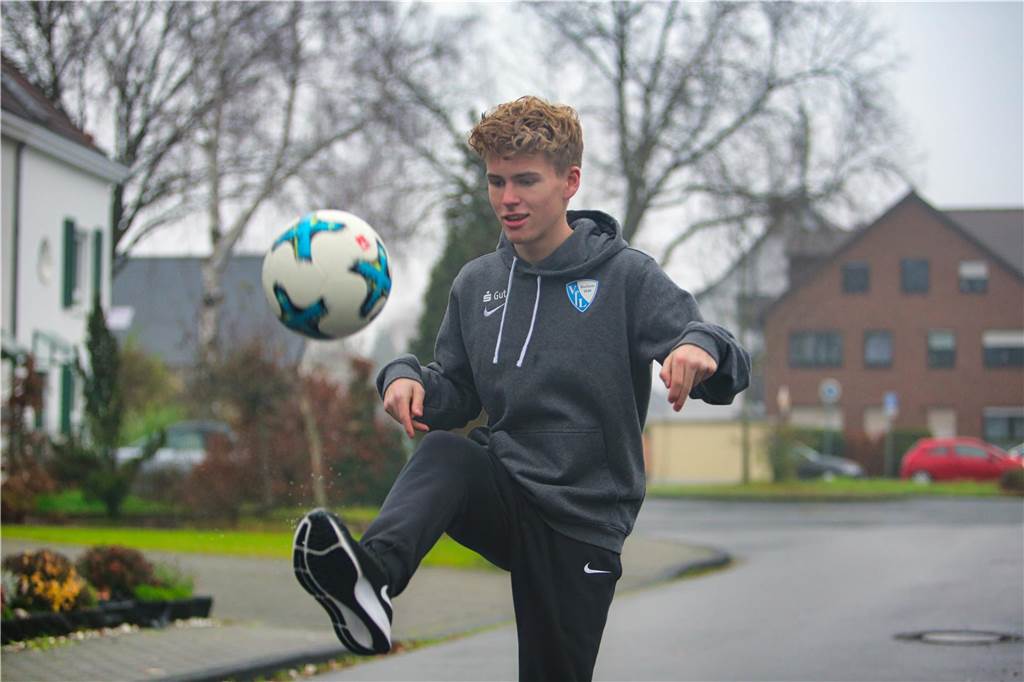 Castrop-Rauxeler Talent spielt für Profis des VfL Bochum: 45 Minuten unter Coach Hecking Der Ickerner Luca Bernsdorf sorgte 2020 mit der U16 des VfL Bochum bereits für Furore.
