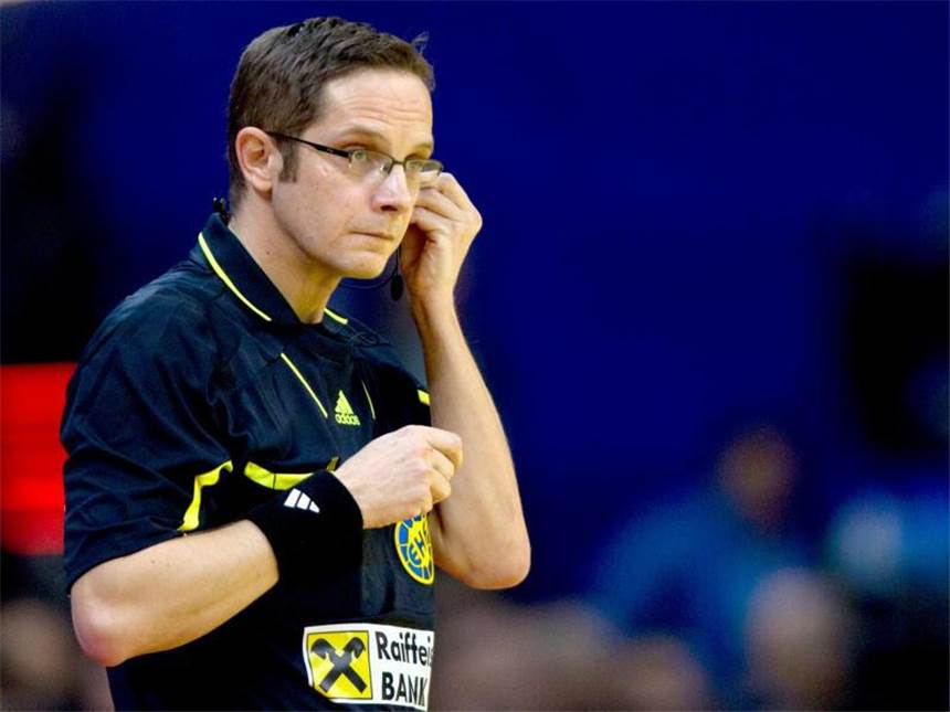 Vorerst keine Regeländerung zum Zeitspiel im Handball Der IHF will vorerst keine Änderung im Zeitspiel-Reglement und überlässt die Entscheidung den Schiedsrichtern. Foto: Jens Wolf