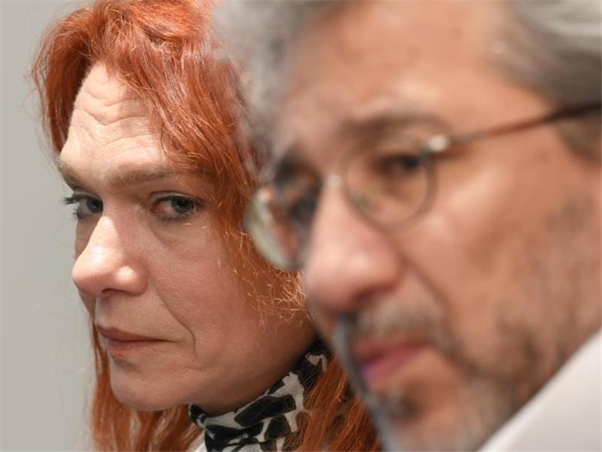 Von der Türkei bis zu Antaios: Die politische Buchmesse Der im Berliner Exil lebende türkische Journalist Can Dündar, Ex-Chefredakteur der regierungskritischen Zeitung "Cumhuriyet", und die mehrere Monate inhaftierte Autorin Asli Erdogan auf der Buchmesse. Foto: Arne Dedert