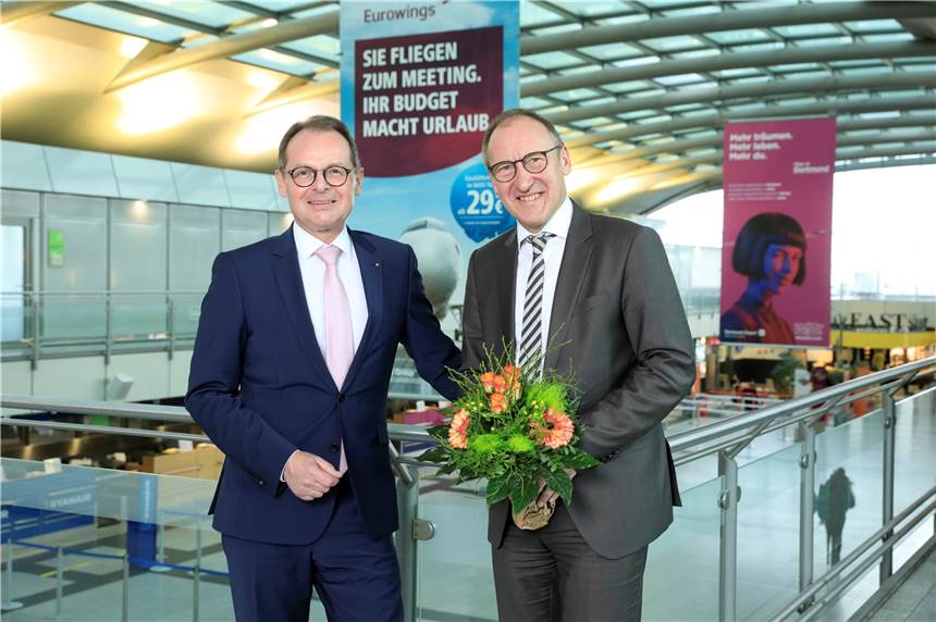 Chef vom Flughafen Weeze folgt Udo Mager als Geschäftsführer des Dortmunder Flughafens Der im Spätsommer 2020 scheidende Flughafen-Geschäftsführer Udo Mager (l.) gratuliert seinem Nachfolger Ludger van Bebber.