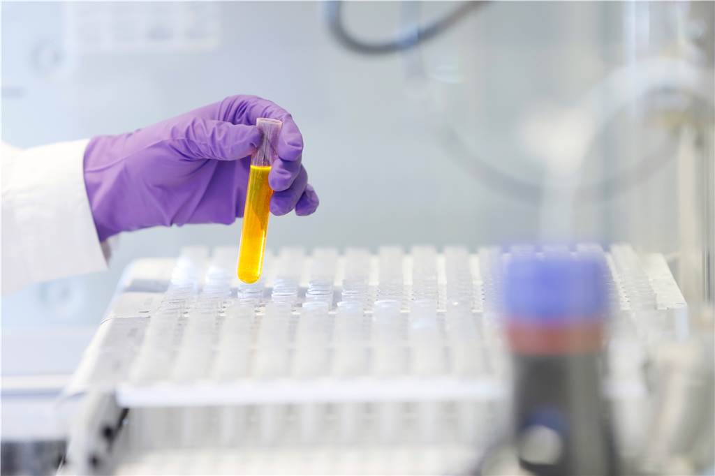 Neue Impf-Technologie aus Dortmund soll ohne Nadel vor Coronavirus schützen Der Impfstoff, auf den die ganze Welt wartet, wird derzeit in rund 150 Projekten weltweit gesucht. Ein Forschungsteam aus Dortmund und Potsdam entwickelt eine Impfung über die Haut, ohne Nadel.
