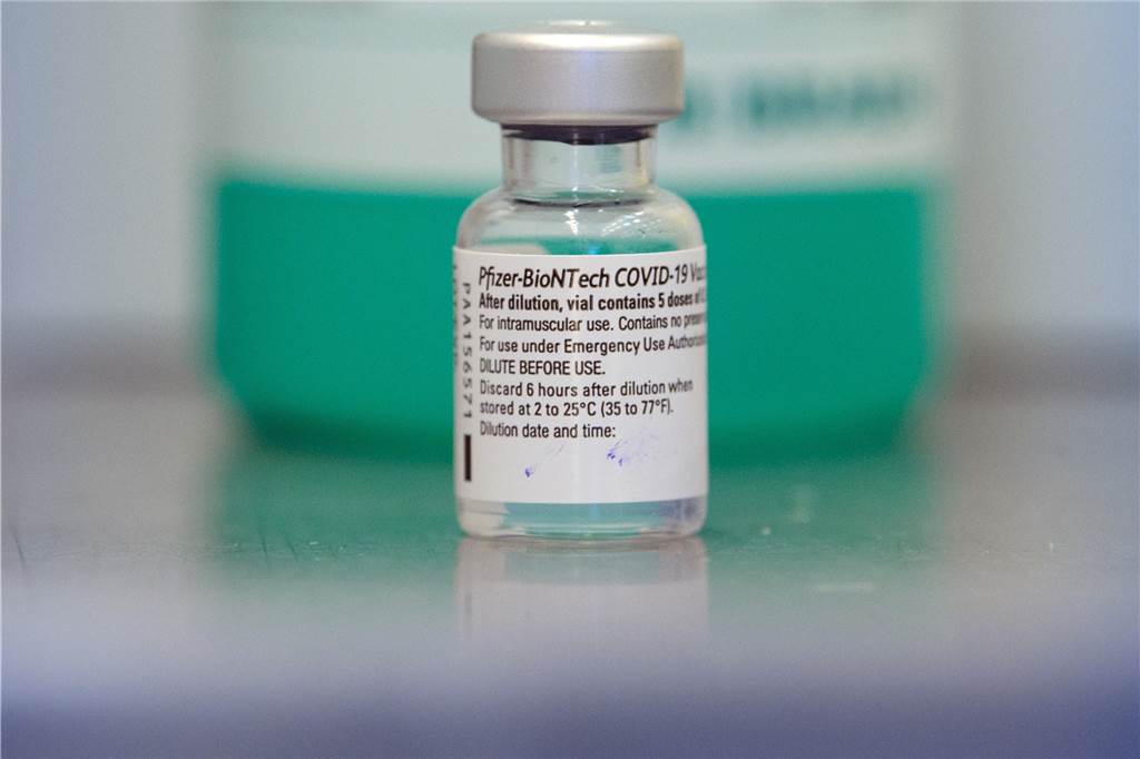 Erste Impfungen im Malteserstift - Heimleiterin warnt vor falscher Sicherheit Der Impfstoff von Biontech und Pfizer ist sehr fragil und muss dementsprechend vorsichtig gehandhabt werden.