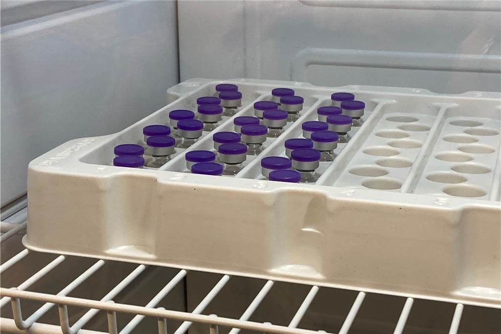 „Wie ein rohes Ei“: Ein Corona-Impftag im Altenheim mit Dr. Nanni Hunn Der Impfstoff wird im Kühlschrank gelagert. Angeliefert wurden 35 Ampullen, aus denen man fünf bis sechs Impfdosen aufziehen kann.