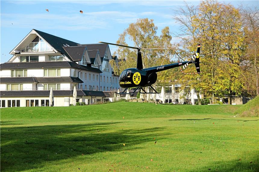 Darum landete ein BVB-Hubschrauber am Hotel L‘Arrivée Der in Bayern lebende BVB-Fan Peter Schroeter ist am Samstag mit einem schwarzgelben Helikopter nach Dortmund geflogen und auf der Wiese des BVB-Mannschaftshotels L‘Arrivée gelandet. In der alten Heimat hat sich Schroeter mit Jörg Wiemers getroffen, mit dem er in den 90er-Jahren ehrenamtlich Rettungsdienst gefahren ist. Wiemers hat uns die Fotos zur Verfügung gestellt.