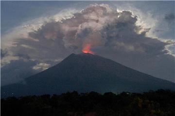 Der indonesische Vulkan Agung spuckt Rauch, Asche und Lava. Foto: AP/dpa