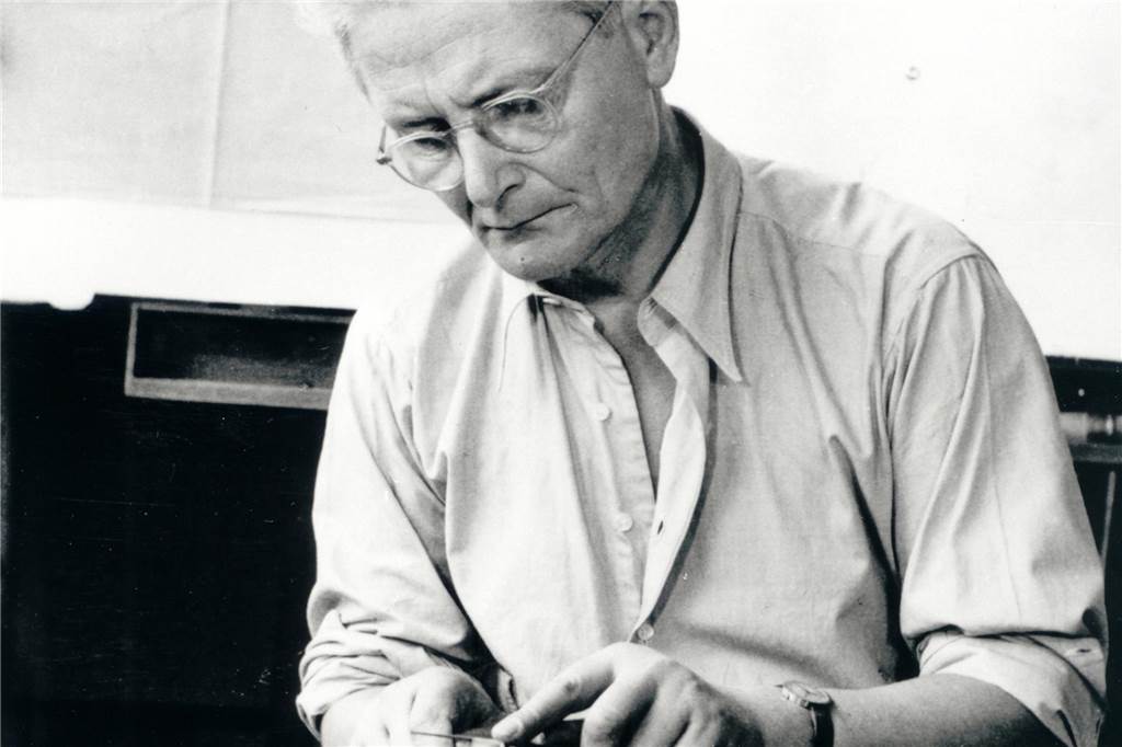 Der Industrie-Designer Wilhelm Wagenfeld (1900-1990) in seinem Atelier, aufgenommen 1953. Der gebürtige Bremer gilt als Pionier des deutschen Industriedesigns.