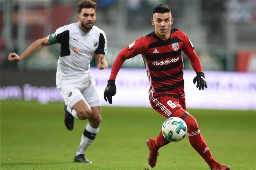 Ingolstadt patzt im Aufstiegskampf: 0:0 gegen Sandhausen Der Ingolstädter Alfredo Morales (r) wird von Sandhausens Nejmeddin Daghfous verfolgt. Foto: Andreas Gebert