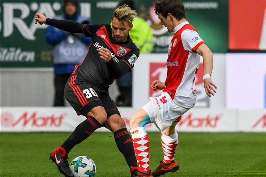 Fortuna Düsseldorf büßt in Ingolstadt Tabellenführung ein Der Ingolstädter Thomas Pledl (l) versucht den Düsseldorfer Benito Raman zu umspielen. Foto: Armin Weigel