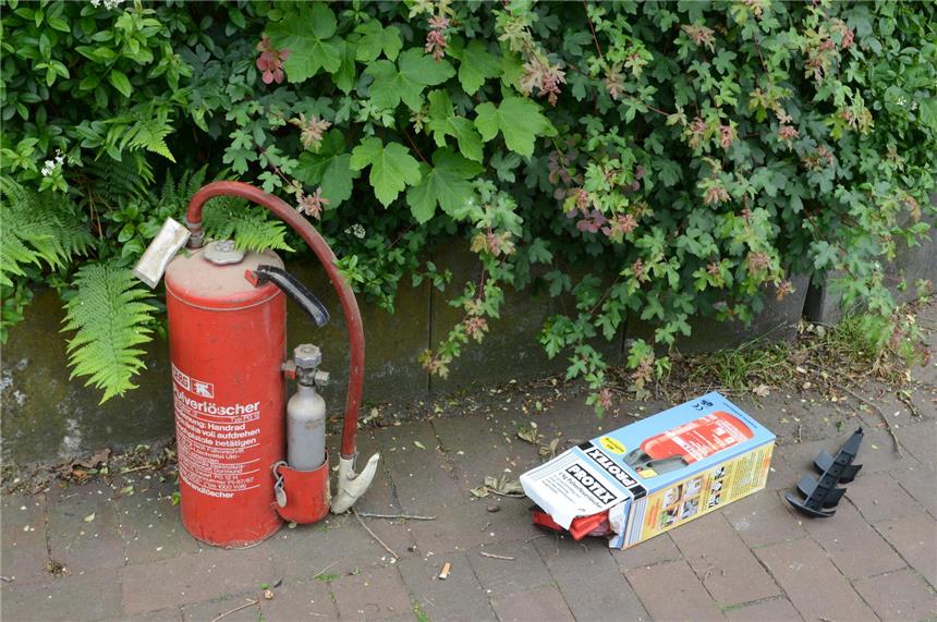 Barkenberger machen sich Sorgen Der Inhalt der Feuerlöscher hat nicht ausgereicht, den Containerbrand am Surick zu löschen.