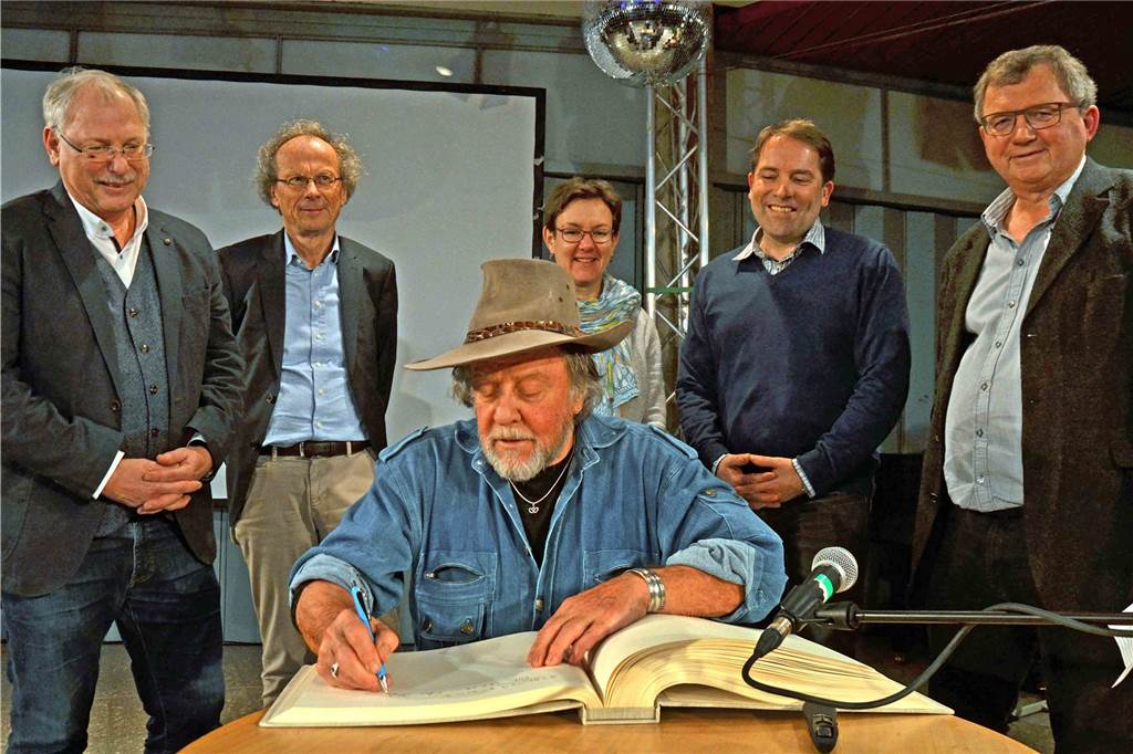 Künstler: „Die Erinnerung wird blank poliert, wenn man darüber läuft“ Der Initiator des Projektes "Stolpersteine", Gunter Demnig, trug sich in das Gästebuch der Stadt Lünen ein. Darüber freuten sich (v.l.) Stadtarchivar Fredy Niklowitz, stellv. Bürgermeister Siegfried Störmer, die Lehrerin Katrin Rieckermann, Schulleiter Christian Gröne und Udo Kath vom Arbeitskreis Lüner Stolpersteine.