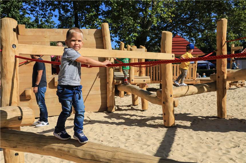 Spielplatz-Eröffnung: Masken am Kiosk und für jede Familie eine Bank Der inklusive Spielplatz auf Gut Königsmühle ist ab dem 7. Mai wieder geöffnet. Anders als auf diesem Foto müssen Eltern und Kinder einen Mund- und Nasen-Schutz tragen.