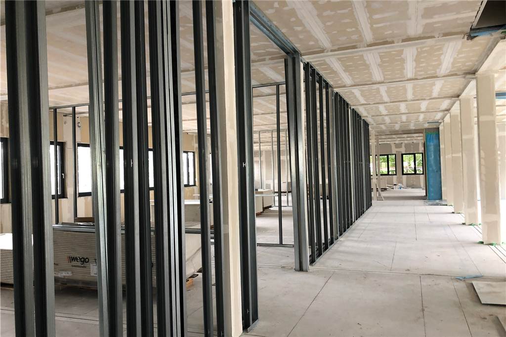 Bauleiter stolz: Nach nur vier Wochen steht hier ein großer Schulneubau Der Innenausbau - hier Metallstreben zur Unterteilung der Klassenzimmer - hat im Neubau am Immanuel-Kant-Gymnasium begonnen