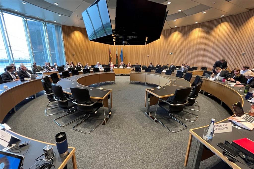 Nach tödlichen Polizeieinsätzen: Deutliche Kritik an Innenminister Reul Der Innenausschuss des Landtags in Düsseldorf