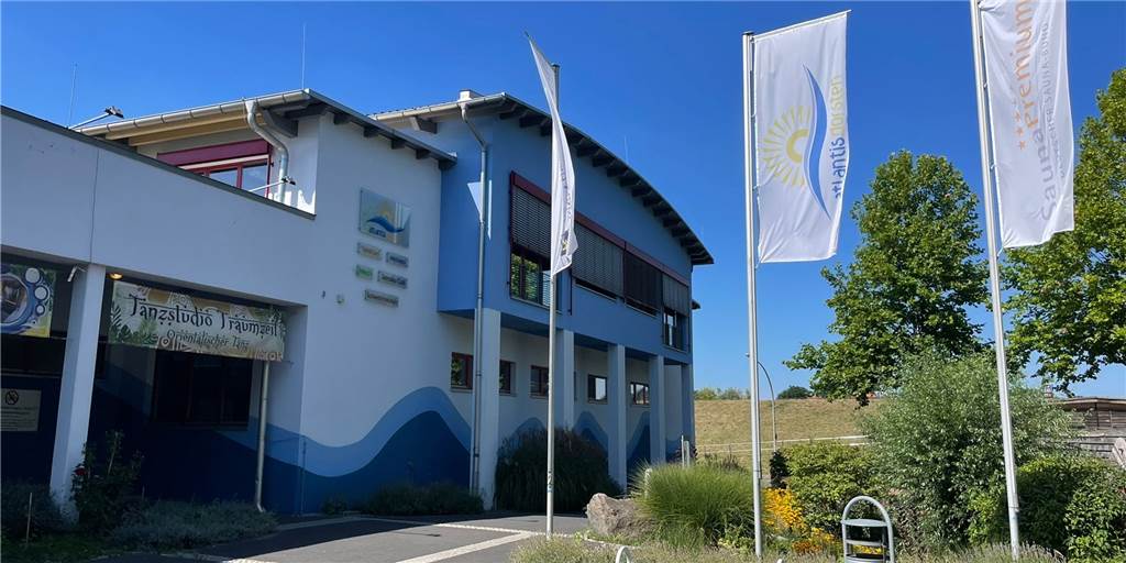 Starke Rauchentwicklung im Dorstener Atlantis: Spaßbad wurde evakuiert Spaßbad Atlantis von außen