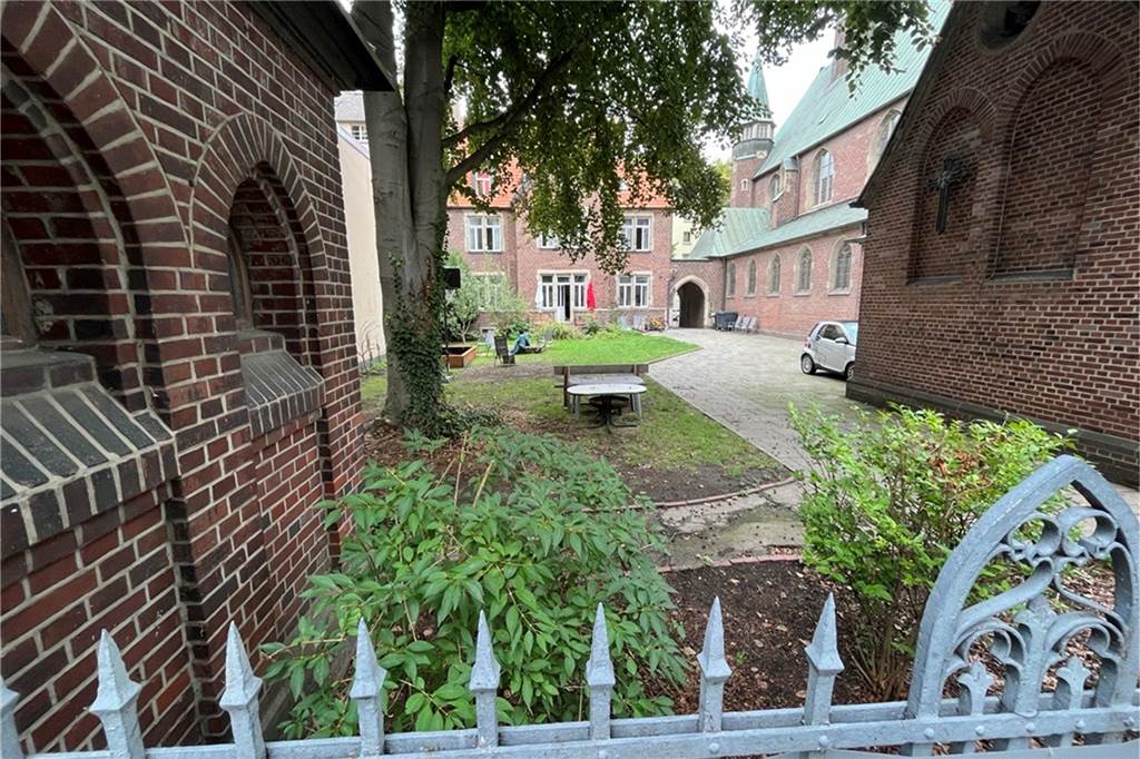 Wie kam es zu den tödlichen Schüssen auf Mouhamed D.? Eine Rekonstruktion des Falls Der Innenhof ist von Mauern und einem massiven Metallzaun begrenzt.