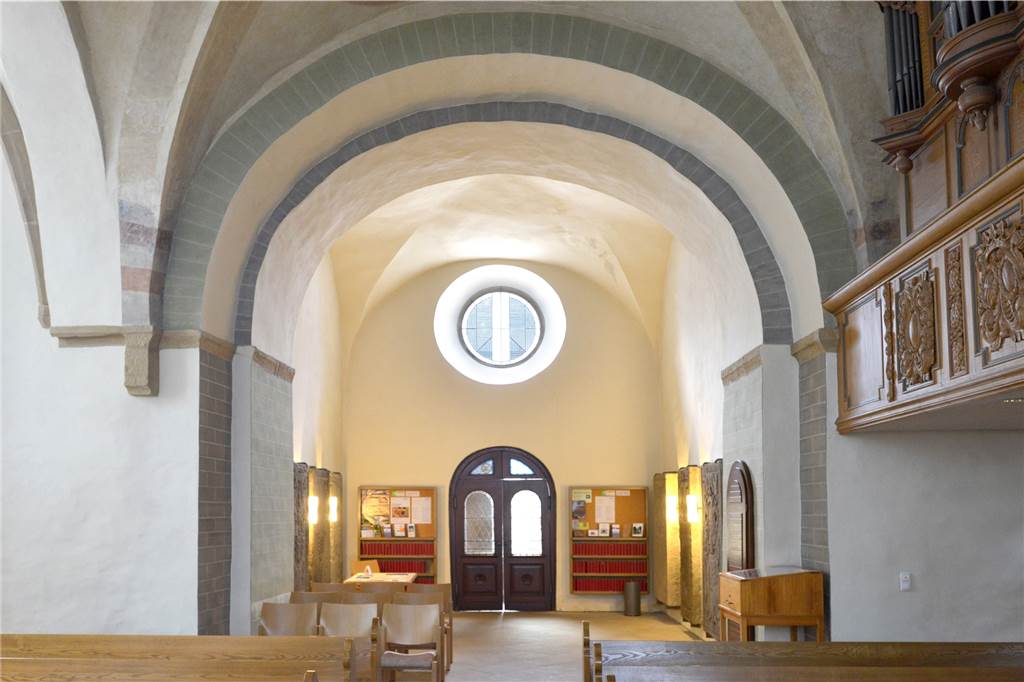 Der Innenraum der Alten Kirche mit dem sichtbar von Hand modellierten Deckenbogen.