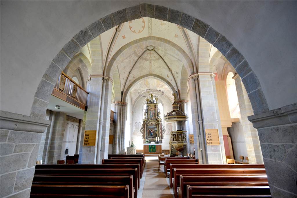 Der Innenraum der Johann-Baptist-Kirche.