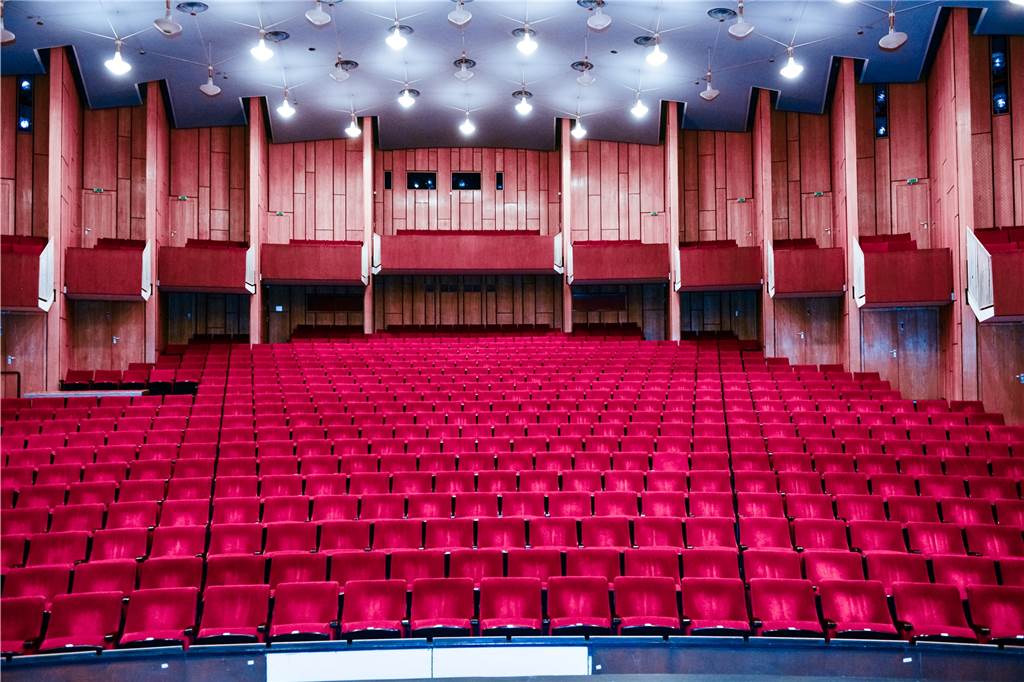 Das können Sie am Wochenende in Lünen unternehmen: Basar, Konzerte und Impro-Theater Der Innenraum des Heinz-Hilpert-Theaters - zwei Lüner Fotografen zeigen ihre Sicht aufs und ins Theater in einer Ausstellung.