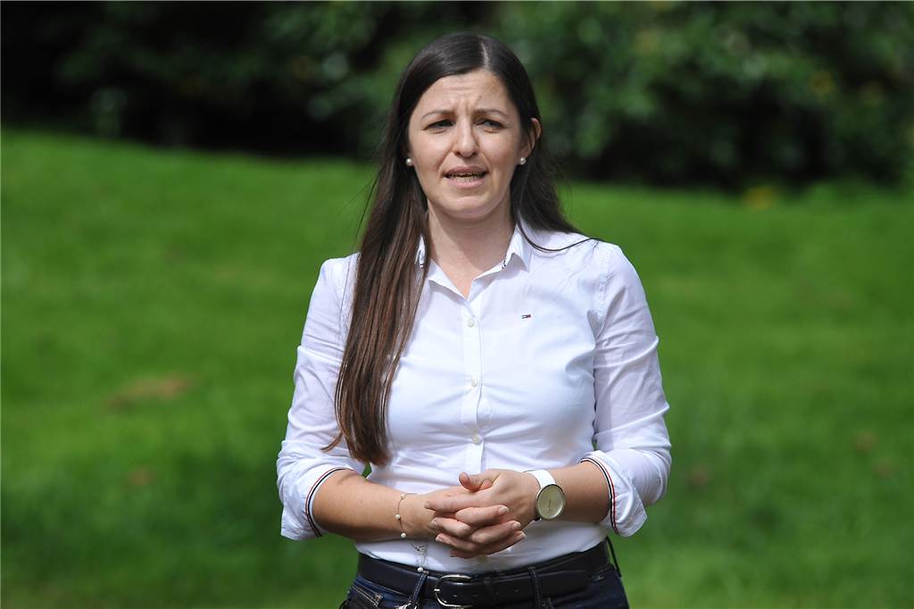 Nach Vandalismus: Rund 100 Castrop-Rauxeler bei Mahnwache im Goldschmieding-Park Der Integrationsrat um Aysel Cetin hatte zu der Veranstaltung eingeladen.