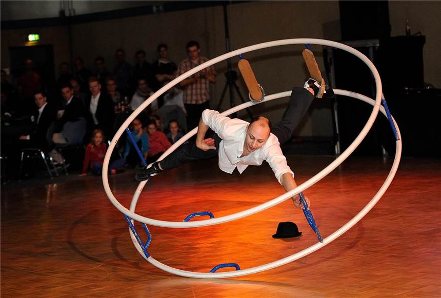 Sport-Party stellt einen neuen Rekord auf Der international gebuchte Rhönrad-Fahrer Constantin Malchin zeigte eine beeindruckende Show.