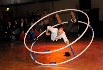 Der international gebuchte Rhönrad-Fahrer Constantin Malchin zeigte eine beeindruckende Show.