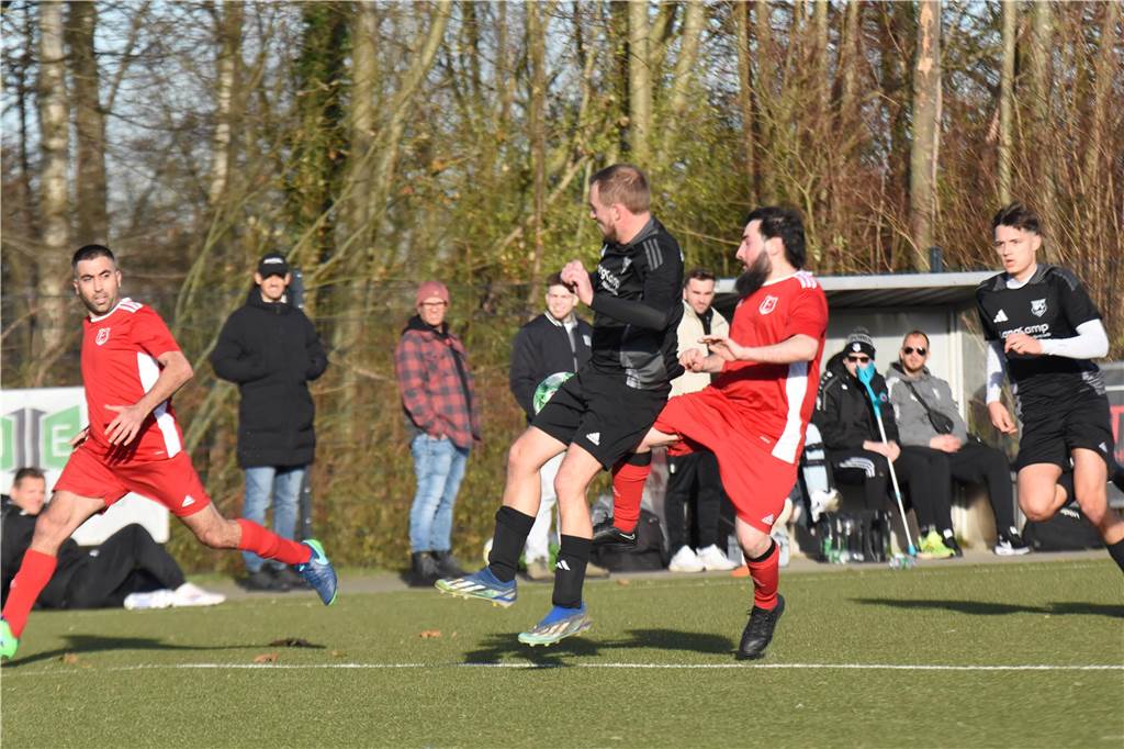 Nach Jahren religiöser Verfolgung und Genozid: Iraker findet bei Eintracht Waltrop Anschluss Der Iraker Sameer Hassan Saleh (l.) könnte für Eintracht Waltrop und Emir Tavalioglu (M.) eine Verstärkung sein.